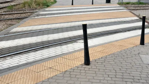Auto stanęło na torowisku tramwajowym – co robić krok po kroku